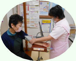 血圧を測っている患者さん